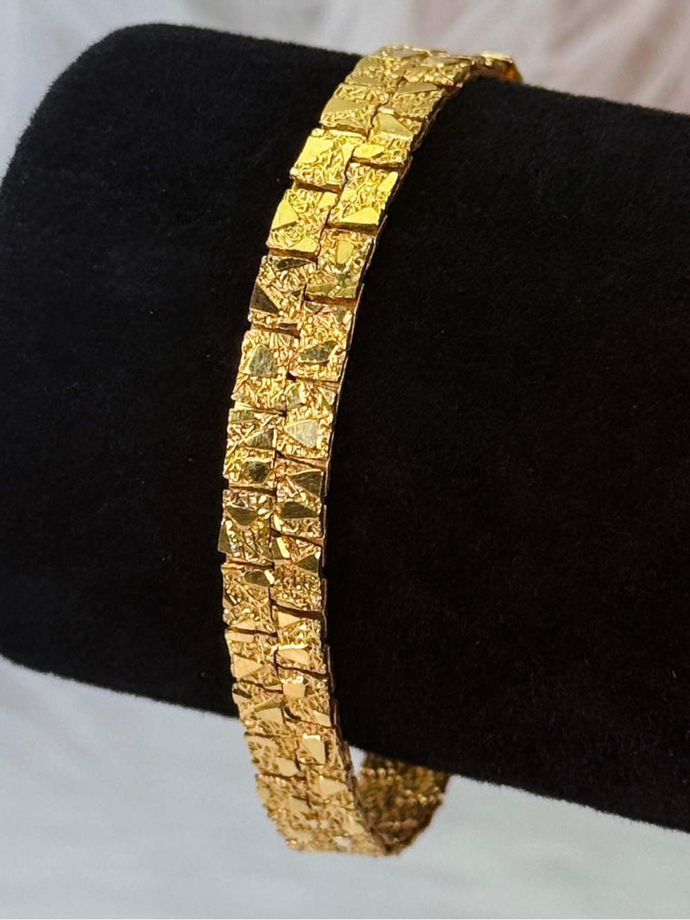 Beautiful, vintage goldtone, nugget style tennis bracelet